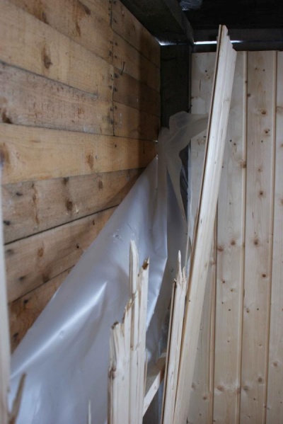 Datei:2010-03-06-Vandalismus Baumhaus-3.jpg