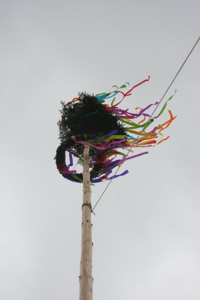 Datei:2006-04-30-Stellen grosser Maibaum-19.jpg